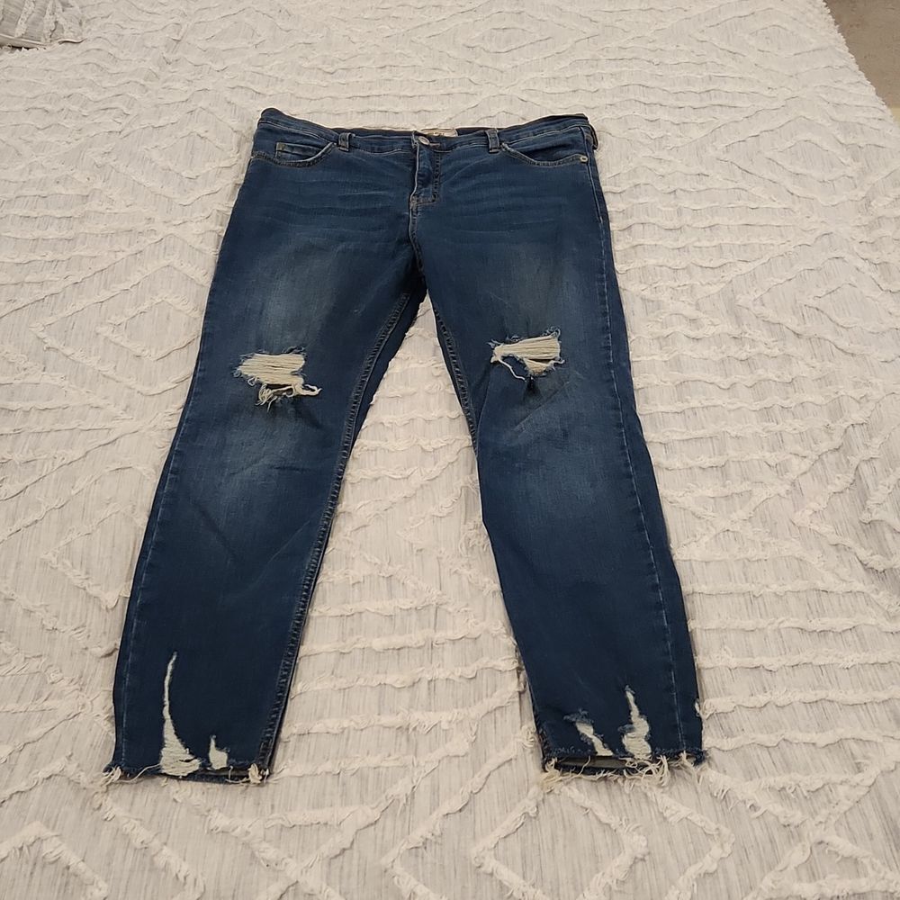 Dark wash high waist Free People distressed skinny jeans size 31!
